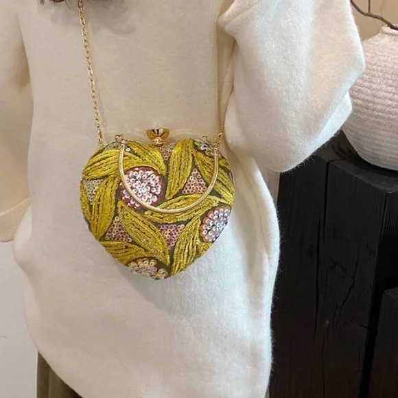 💐 Embellished Evening Bag 💐 - Picture 4 of 7